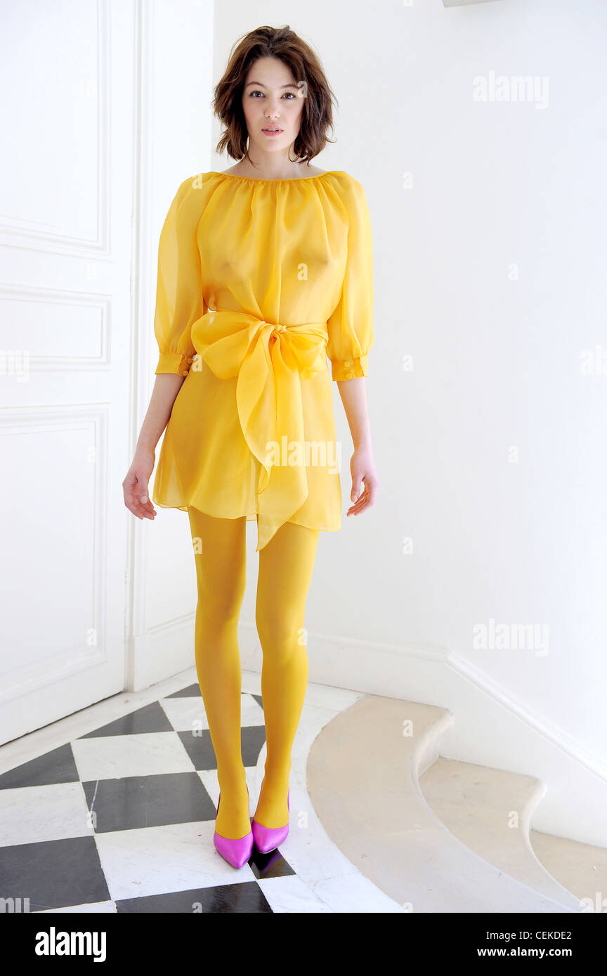 Agnes B Paris listo para ponerse Otoño Invierno vestido amarillo con mangas  recortadas y correa de proa, Amarillo Medias y zapatillas rosas Fotografía  de stock - Alamy