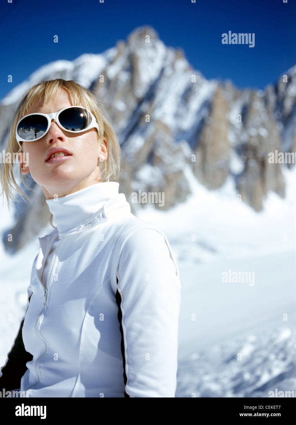 Mujer Con Gafas De Sol De La Montaña Cubierto De Nieve En Invierno Fotos,  retratos, imágenes y fotografía de archivo libres de derecho. Image 54342591