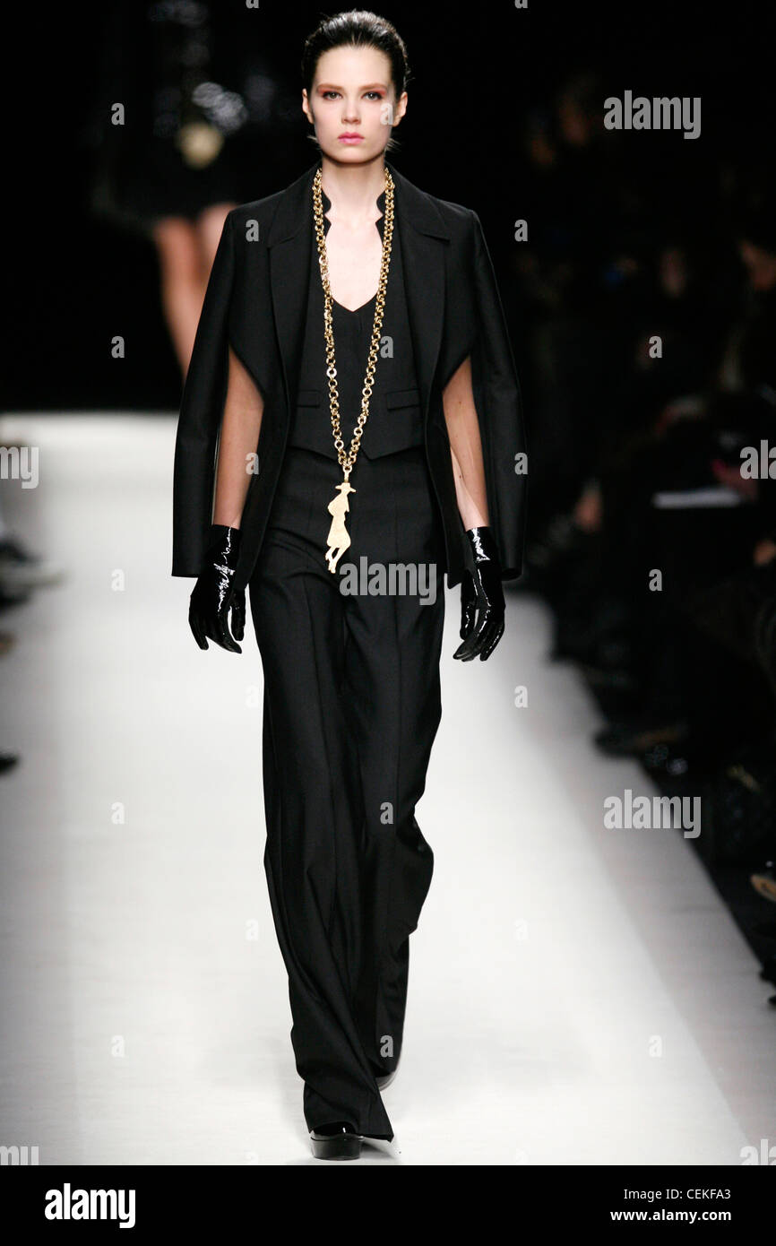 Yves Saint Laurent Paris listo para ponerse Otoño Invierno todos pantalón  negro traje chaqueta caped, cintura chaqueta y pantalón, patas anchas  Fotografía de stock - Alamy