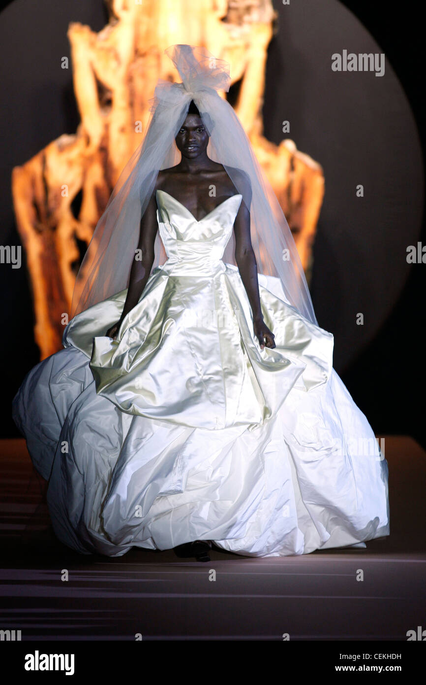 Vivienne Westwood París listo para llevar el modelo de otoño invierno  vestidos de blanco satén sin tirantes vestido de novia, velo neto  Fotografía de stock - Alamy
