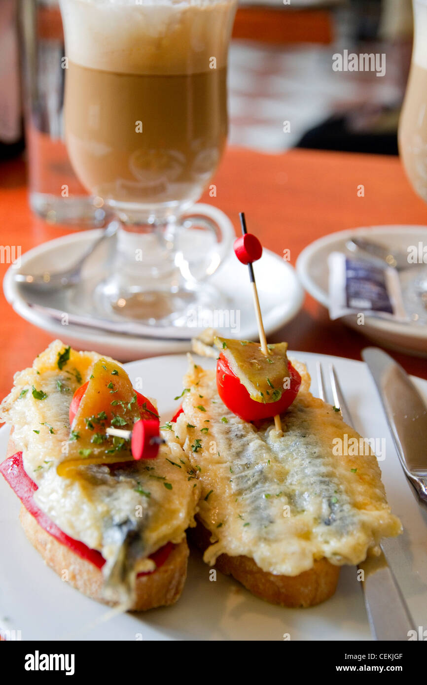Bilbao bar cafetería snack almuerzo de pescado España Foto de stock
