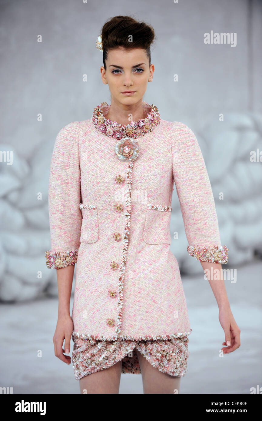 Chanel Alta Costura París Primavera Verano Pink tweed falda Traje Chanel  wrap rizó recorte, corsage floral incrustados Fotografía de stock - Alamy