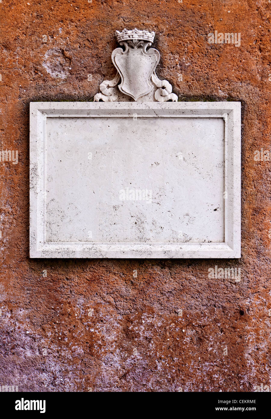 Cartel de piedra colgada en la pared Foto de stock