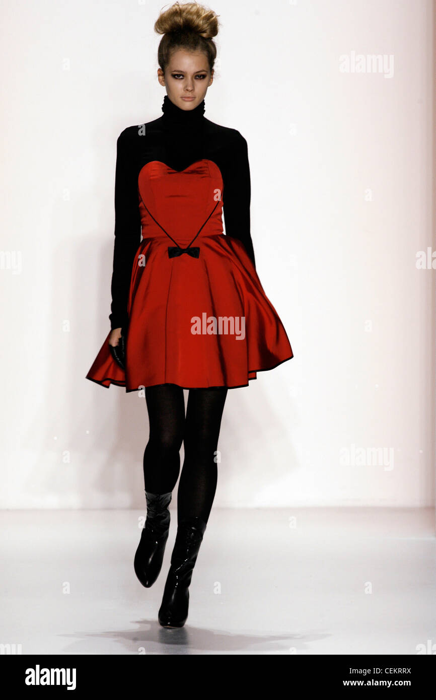 Medias rojas vestido negro fotografías e imágenes de alta resolución - Alamy