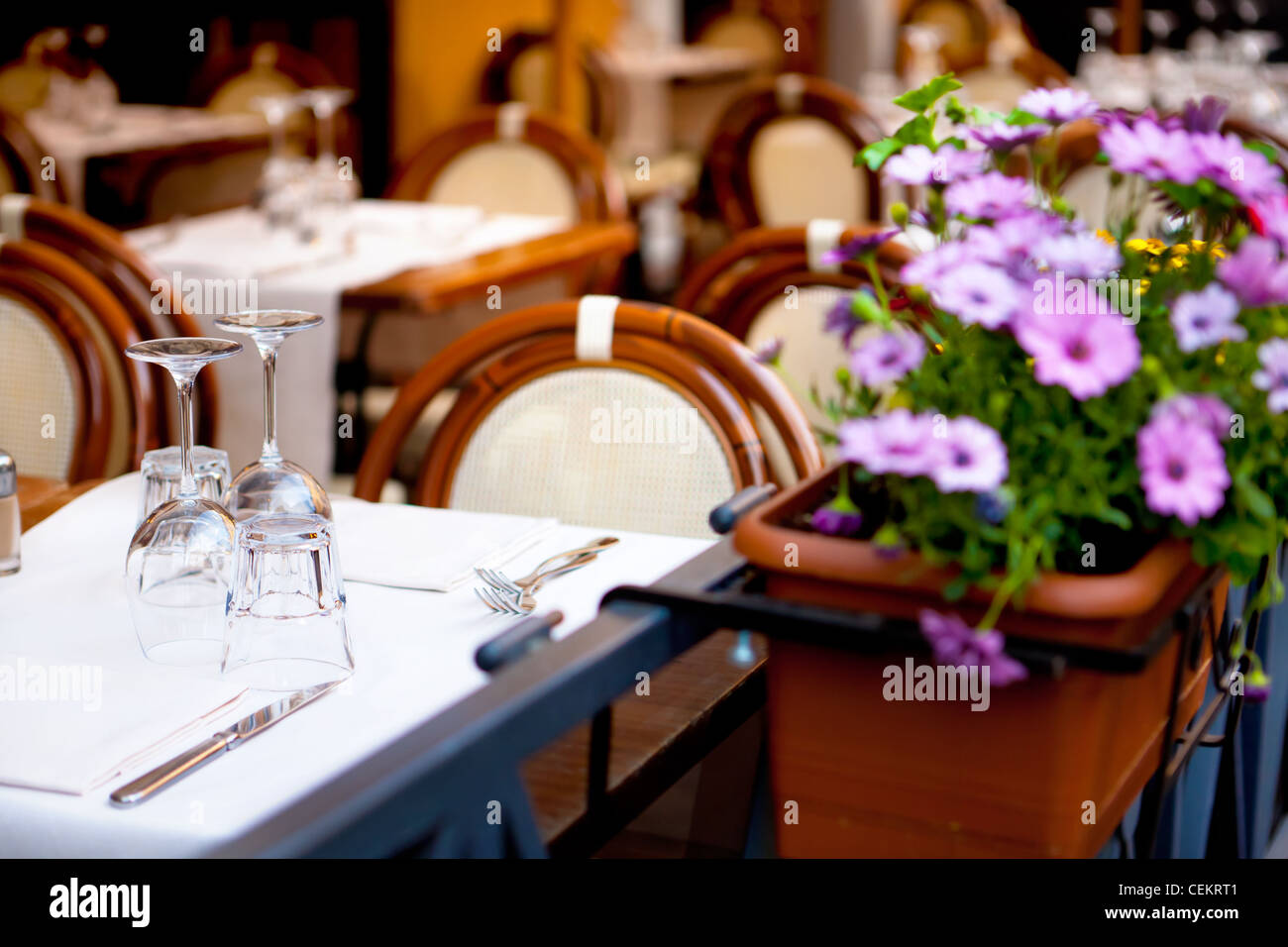 Restaurante italiano - mesas en la calle, decorados, Roma, Italia Foto de stock