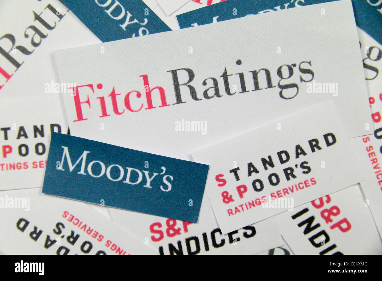 Los logotipos de Fitch Ratings, Moody's y Standard & Poor's, el mundo de las principales agencias de calificación crediticia. Foto de stock