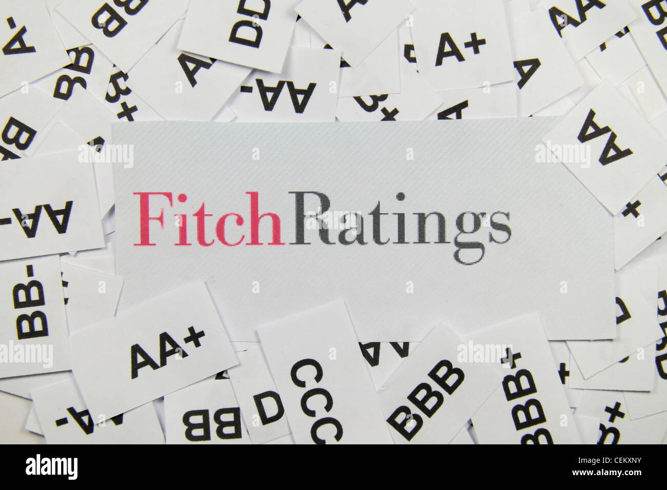 La agencia crediticia Fitch Ratings logotipo, en una cama de las calificaciones crediticias utilizadas por ellos para evaluar empresas. Foto de stock