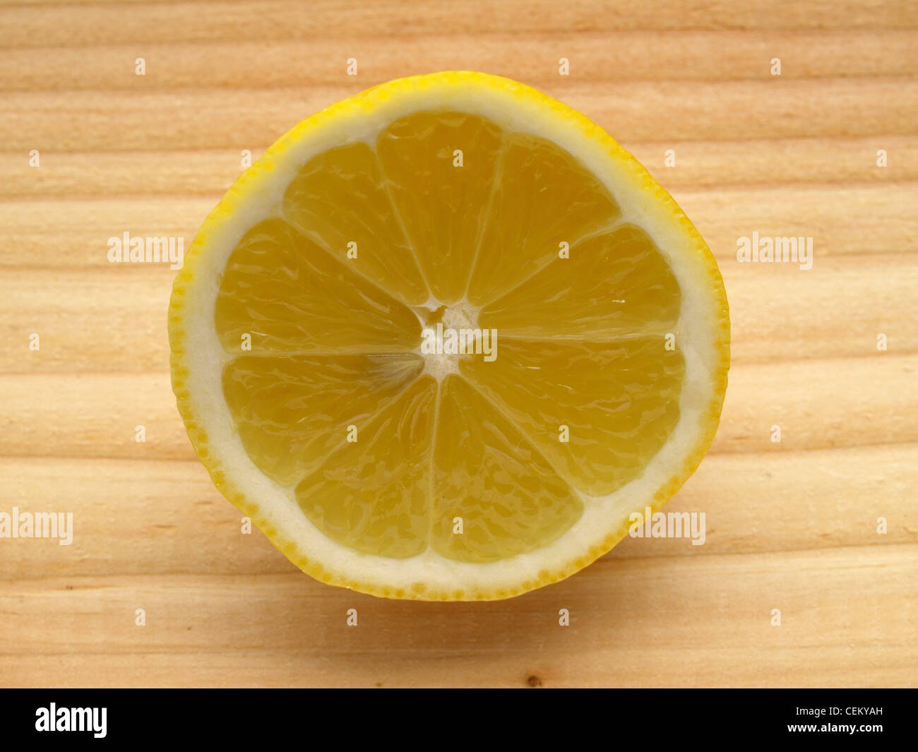 Un medio limón sobre madera / halbe Zitrone auf Holz Foto de stock