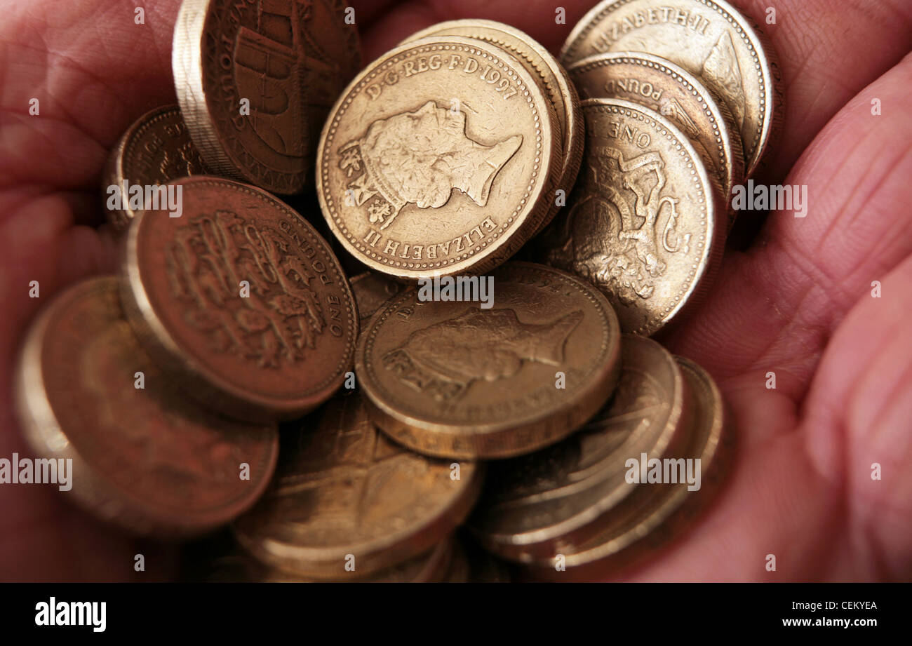 Libra británica monedas en la palma de una mano. Foto de stock