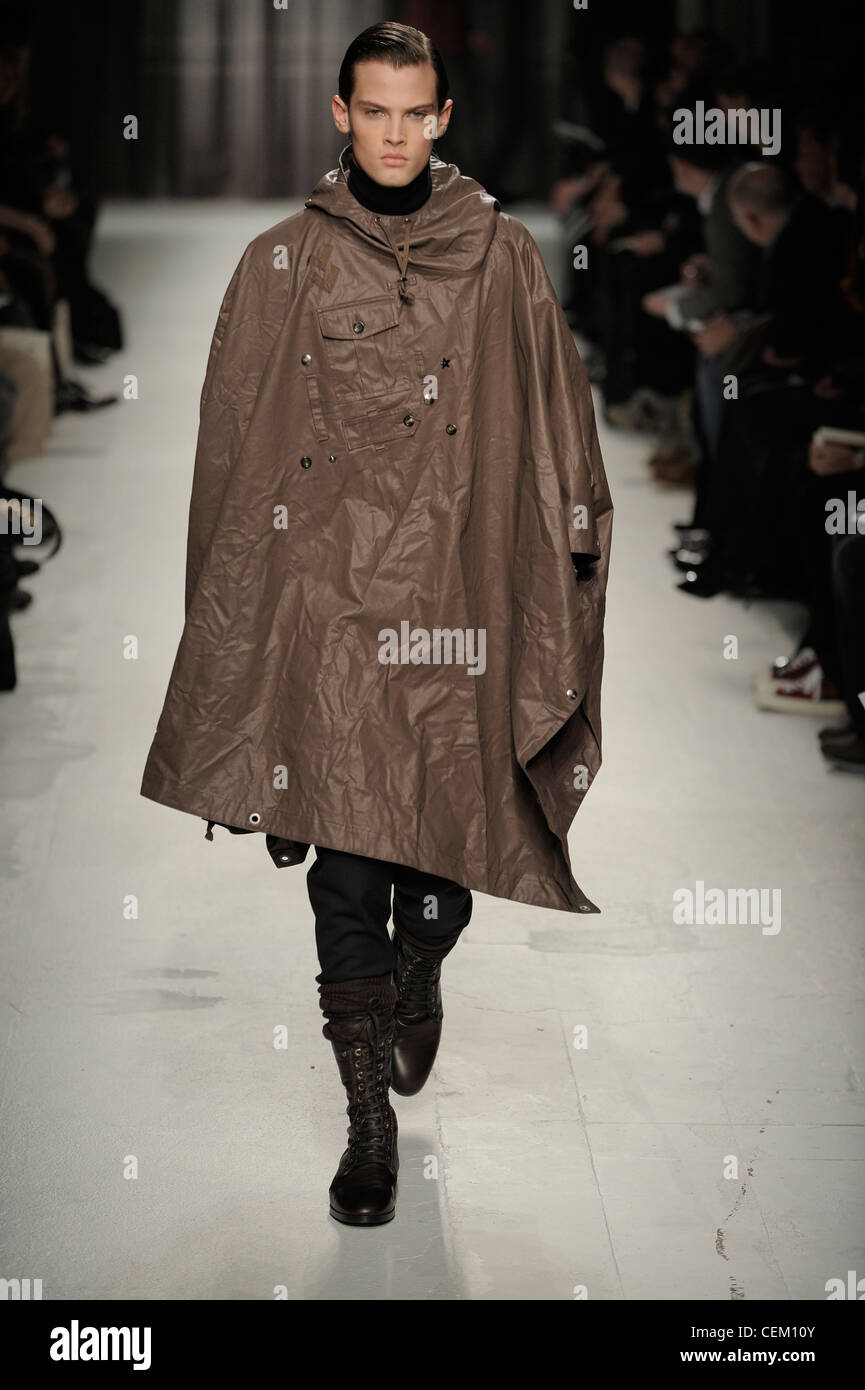 Moschino Milán listo para ponerse ropa de hombre Otoño Invierno Big Brown poncho  impermeable, con capucha y botas laceup alta Fotografía de stock - Alamy