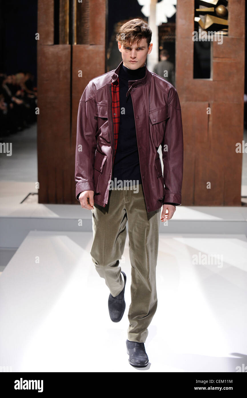Belstaff Milán moda masculina Otoño Invierno listo para ponerse la chaqueta  de cuero rojo burdeos, cuello polo negro y pantalones de terciopelo oliva  Fotografía de stock - Alamy