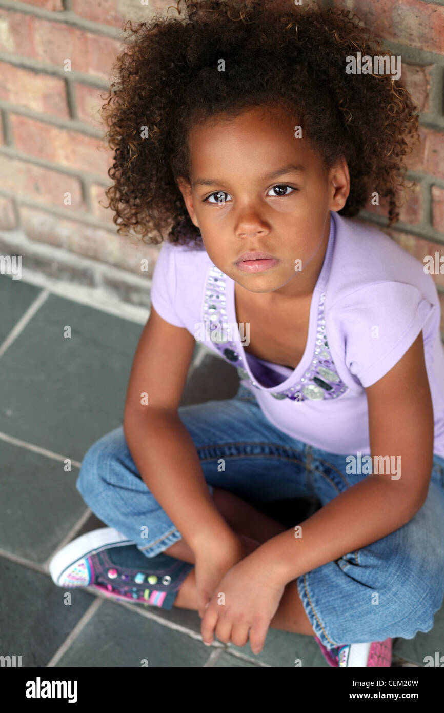 Hermosa Niña Africana Lindo En Camiseta Amarilla Fotos, retratos, imágenes  y fotografía de archivo libres de derecho. Image 40373596