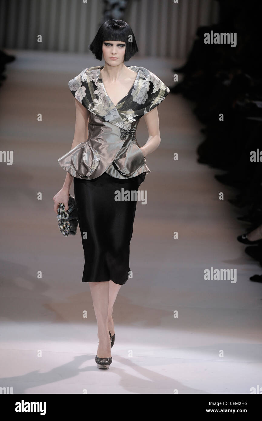 Armani Privé de Alta Costura de París Primavera Verano Morena cabello  bobbed vistiendo negro femenina falda midi y floral blusa de impresión  Fotografía de stock - Alamy