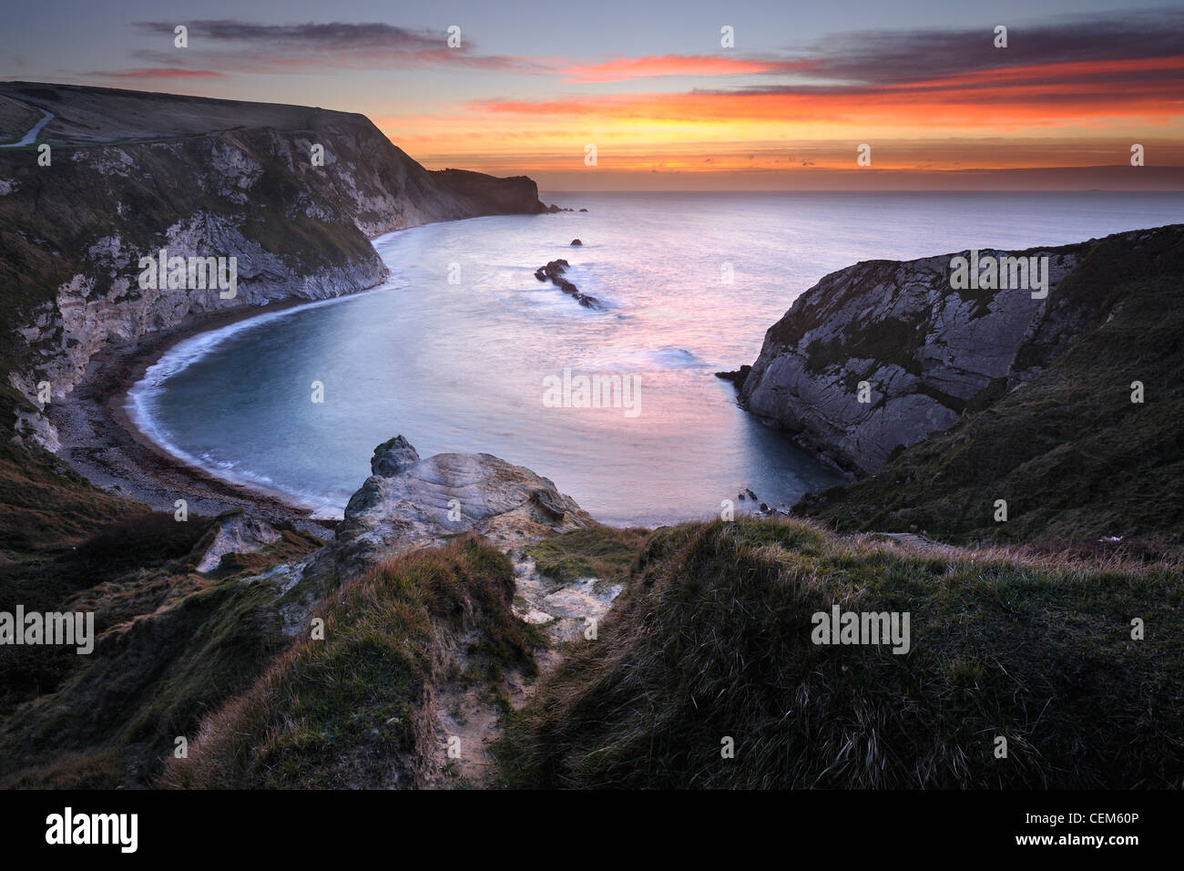 Man O' War Bay antes del amanecer en la costa Jurásica, en Dorset, Reino Unido. Foto de stock
