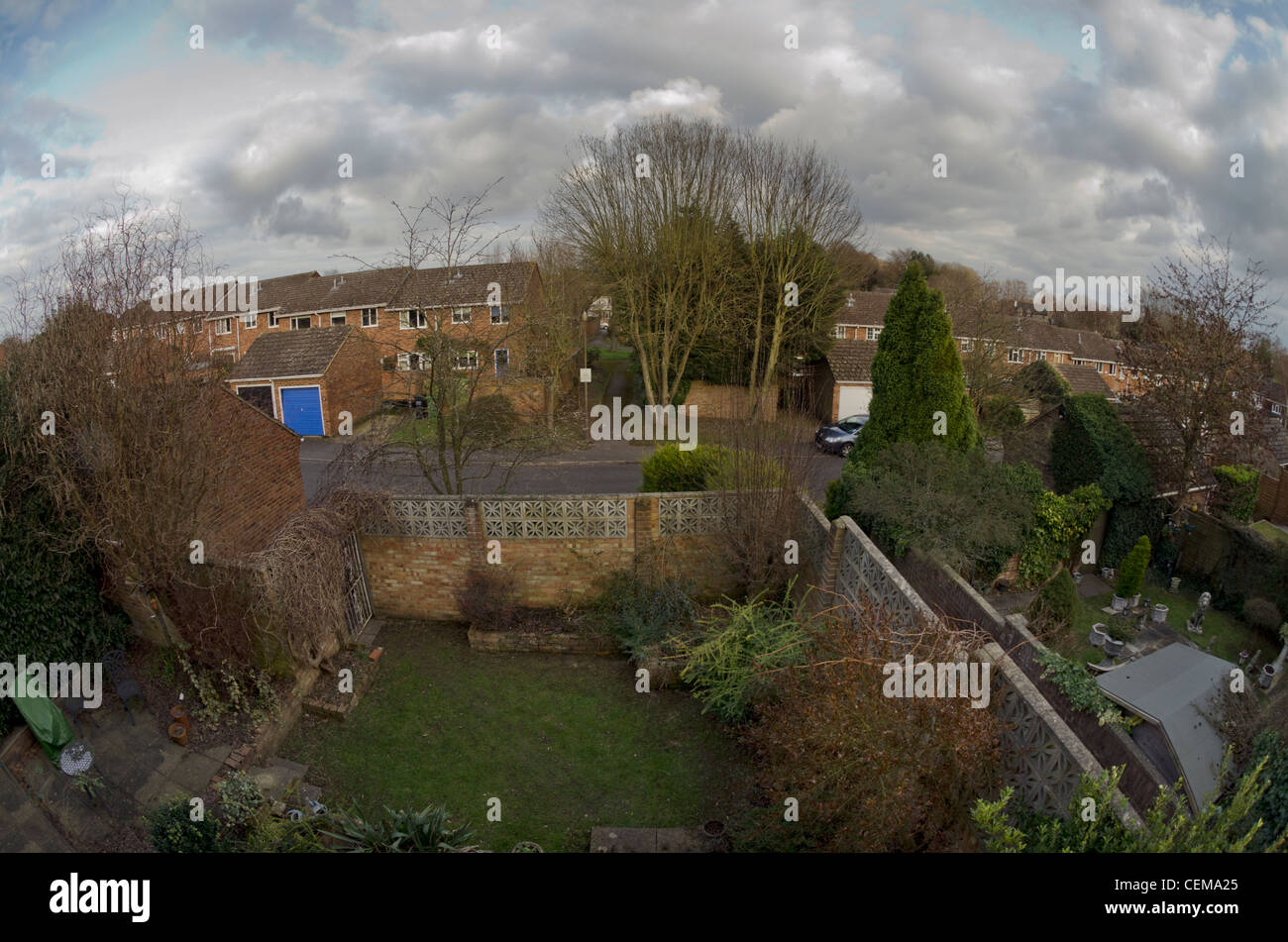 Un amplio ángulo de visión de la casa y jardines, dentro de una urbanización. Foto de stock