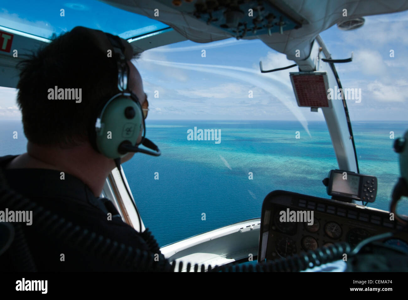 Vuelo en helicóptero sobre el arrecife cerca de Cairns. Great Barrier Reef Marine Park, Queensland, Australia Foto de stock
