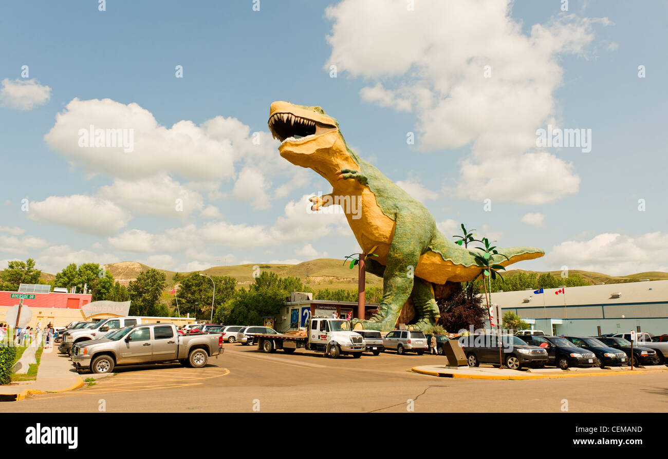 "Mundos mayor dinosaurio', una de 25 m. de altura en fibra de vidrio y acero modelo Tyrannosaurus Rex, en Drumheller, Alberta, Canadá. Foto de stock