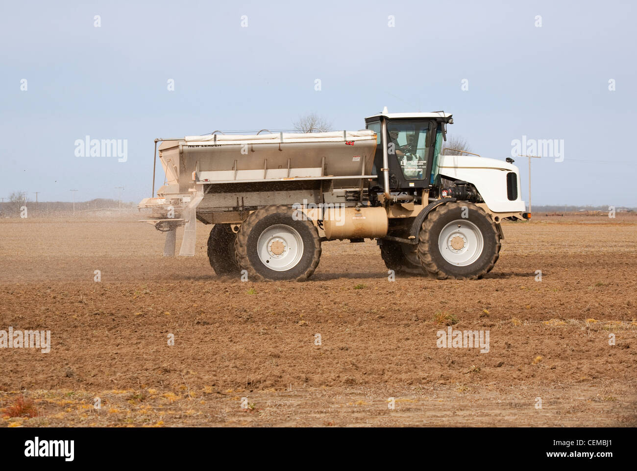 Agricultura - un líder nuevo esparcidor de fertilizante seco se aplica a un campo de camas a finales de invierno / este de Arkansas, Estados Unidos. Foto de stock