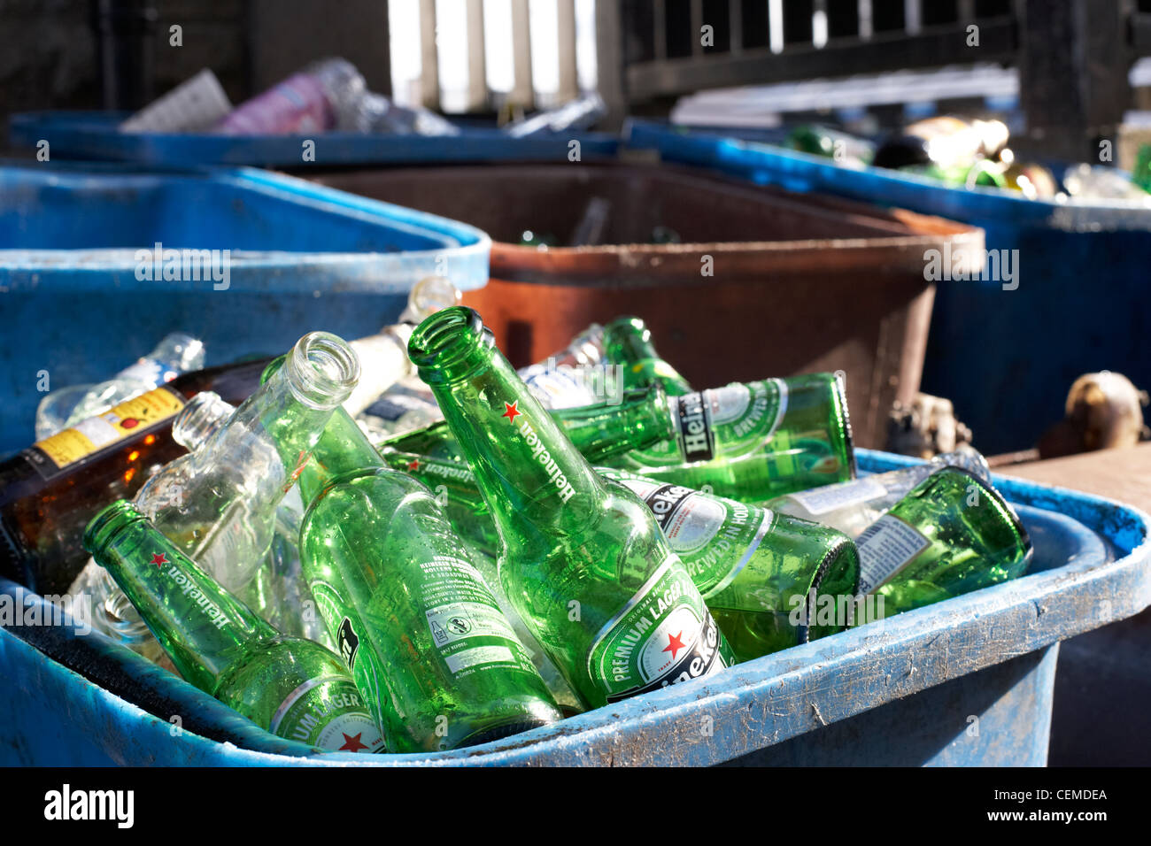 Papelera de reciclaje llena de botellas vacías de cerveza y fuera de un pub o bar en el reino unido Foto de stock