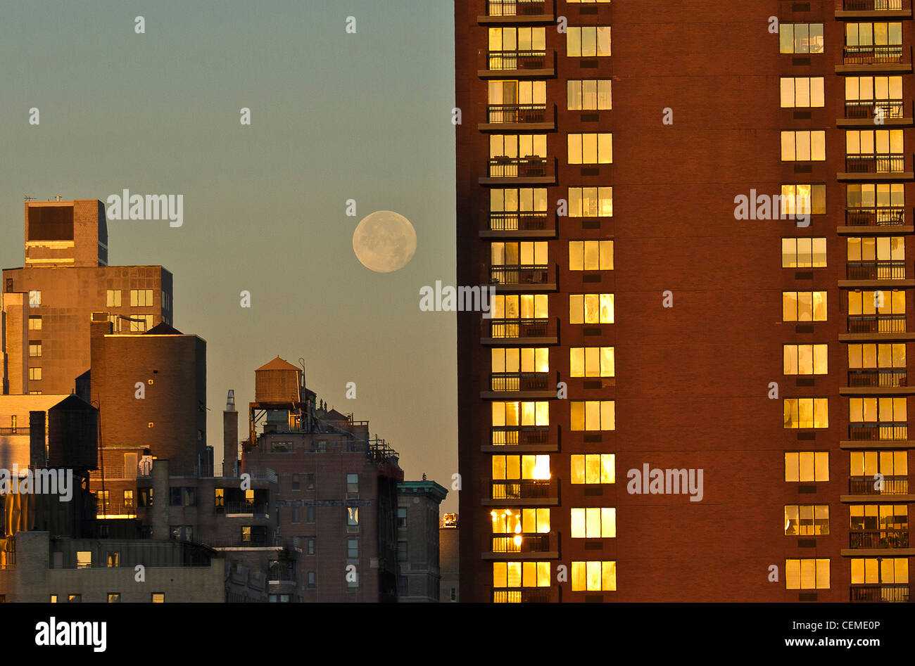 Nueva York Street Scene al amanecer con la Luna hundiéndose en el fondo. Foto de stock