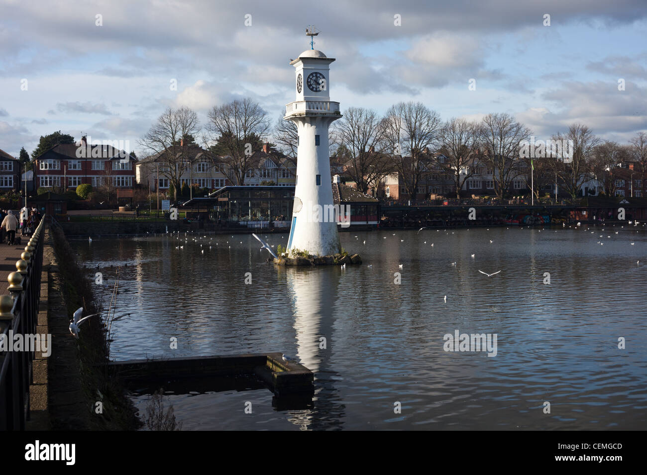 Torre del reloj en memoria del Capitán Scott en Roath Park lago con botes, Cardiff, Gales, Reino Unido, Foto de stock