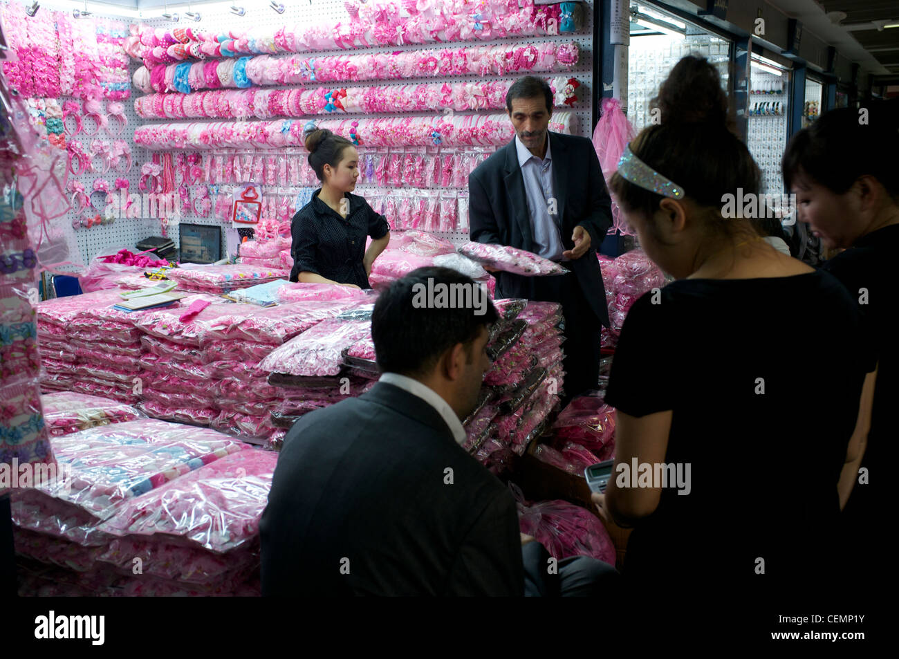Los mercaderes árabes compra una tienda accesorios de moda en el mercado de Yiwu en Zhejiang, China.05-Nov-2011 Fotografía de stock Alamy