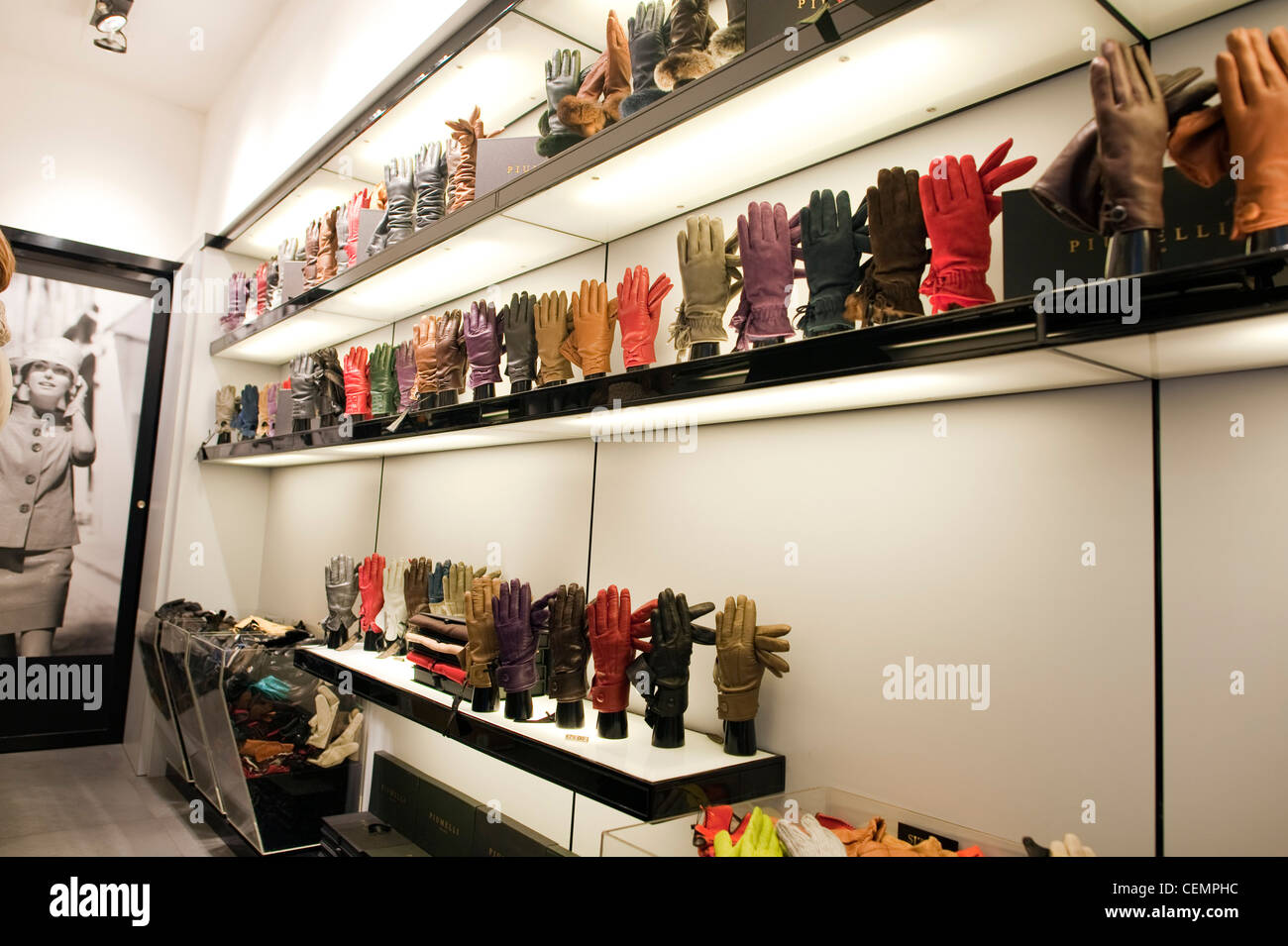 Ellos reflujo Intestinos Tienda guante Florencia Italia guantes de cuero de colores Fotografía de  stock - Alamy