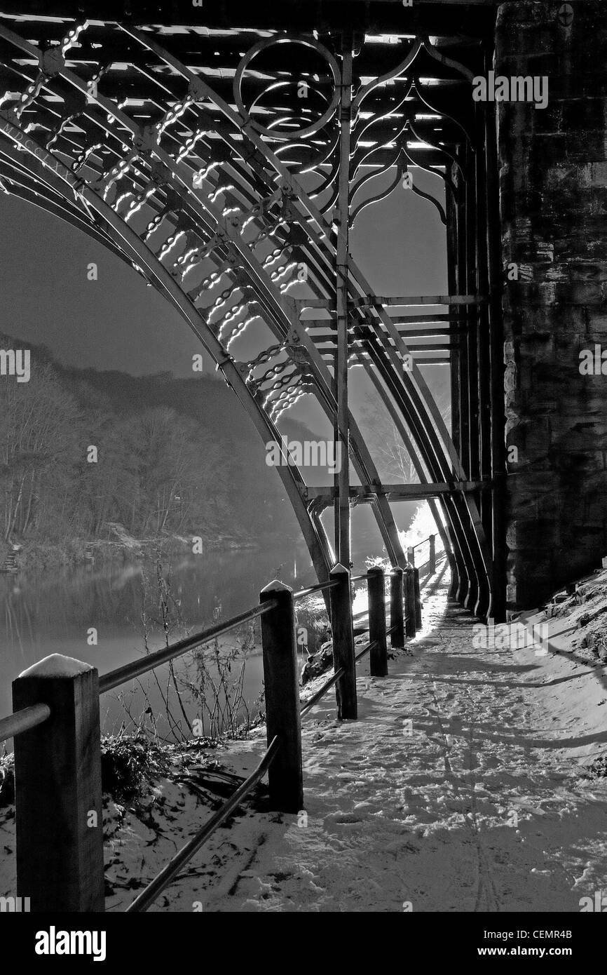 El Ironbridge, sitio de patrimonio mundial de la UNESCO, escena de nieve por la noche Foto de stock
