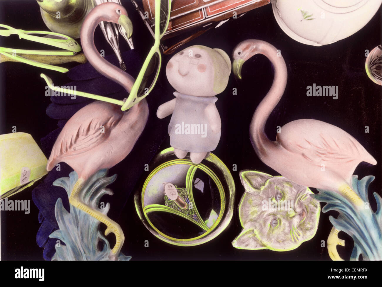 Fotografía de color a mano de la decoración de la pared de cerámica, muñecas y collectibles en la calle Feria de Flamingos Rosa y la Masa de Pillsburry Foto de stock
