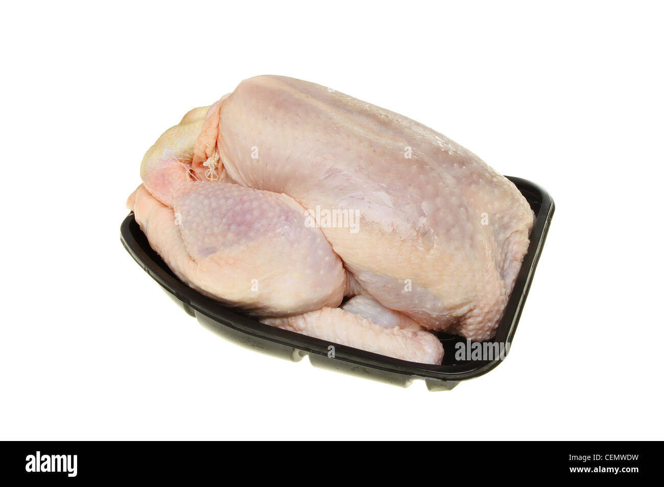 Pollo crudo en un cajón de embalaje de plástico aislado contra un blanco Foto de stock