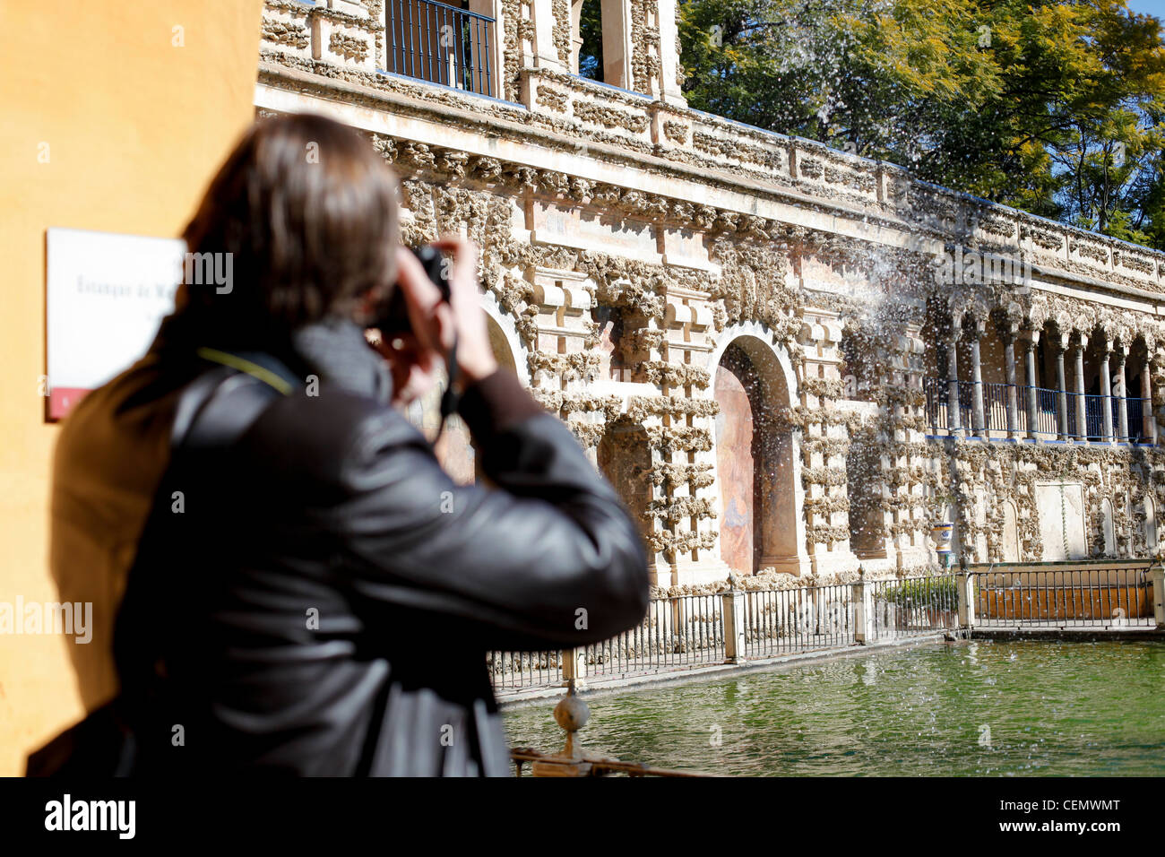 Un joven toma una imagen de los Jardines del Alcázar de Sevilla Foto de stock