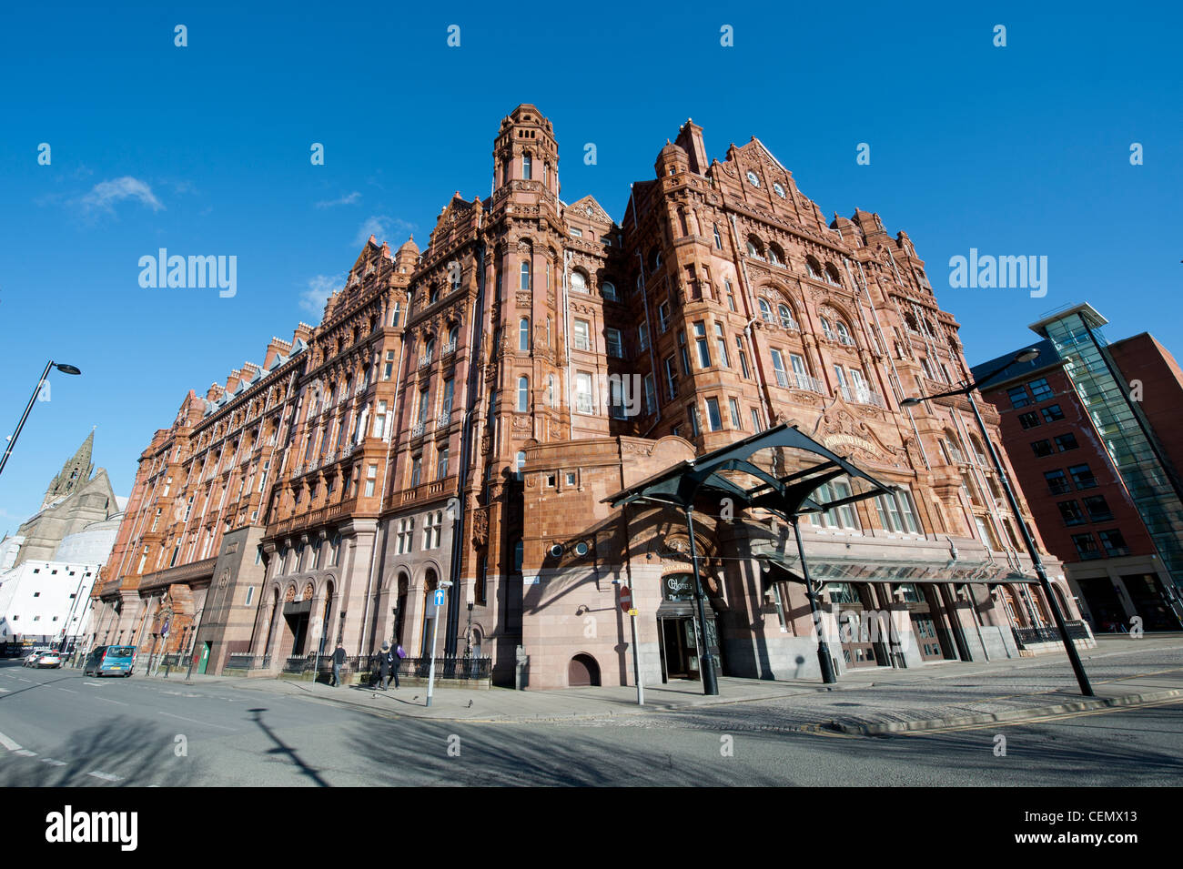 El Midland Hotel en el centro de la ciudad de Manchester en un cielo azul claro del día. Foto de stock