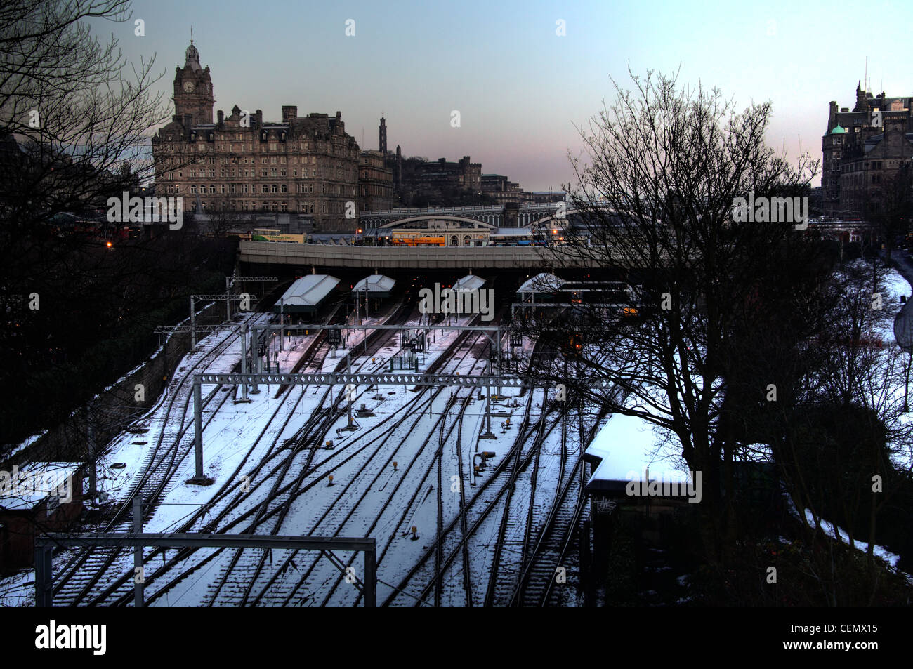 La estación Waverley de Edimburgo en invierno, la nieve, el frío y el hielo en las vías del tren en Escocia UK @HotpixUK Foto de stock