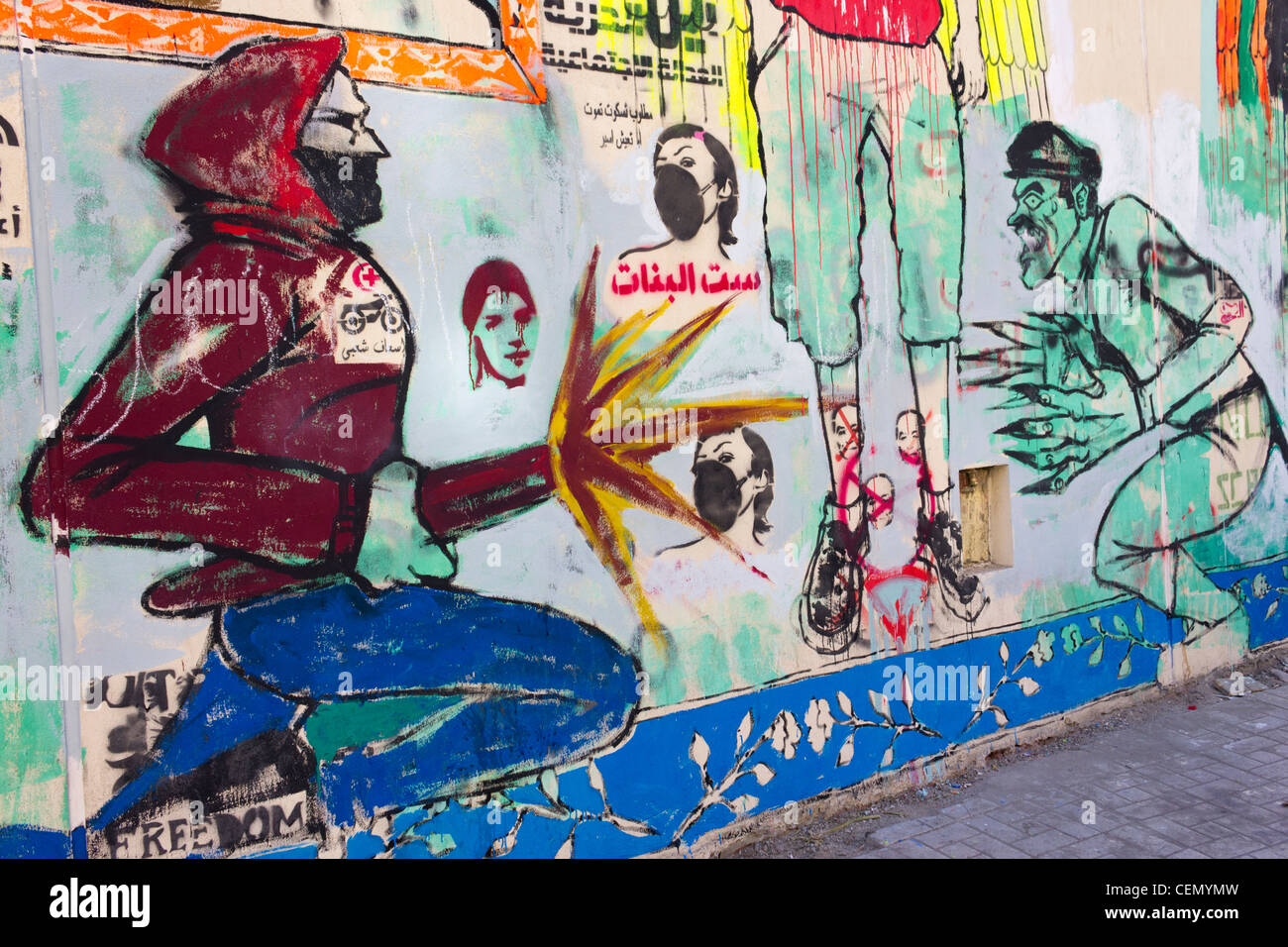 La pintura de la pared del luchador revolucionario atacando soldado, Mohamed Mahmoud Street, cerca de la plaza Tahrir, El Cairo, Egipto Foto de stock