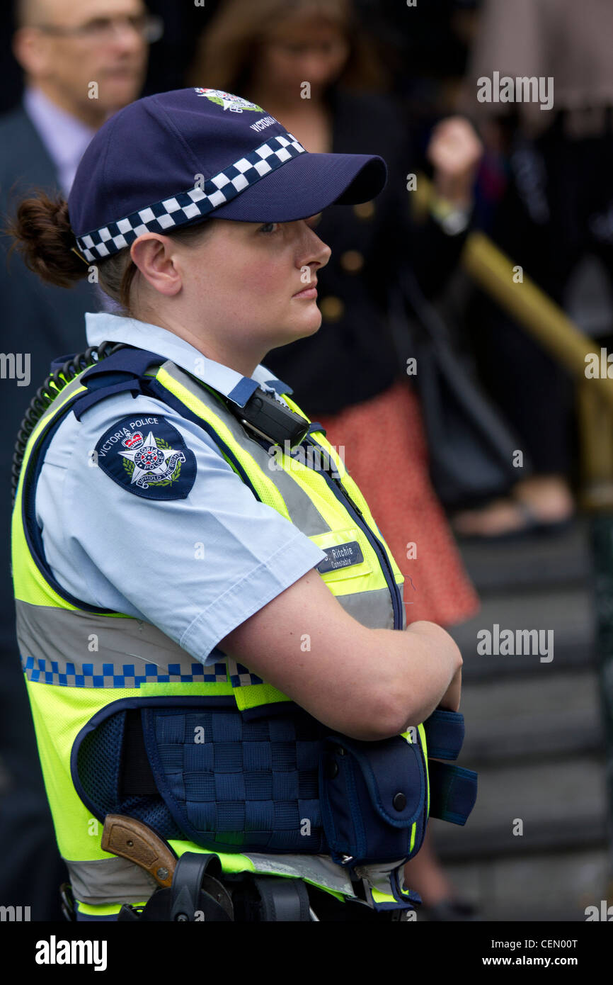 mujer-policia-la-estacion-de-flinders-street-melbourne-australia-cen00t.jpg
