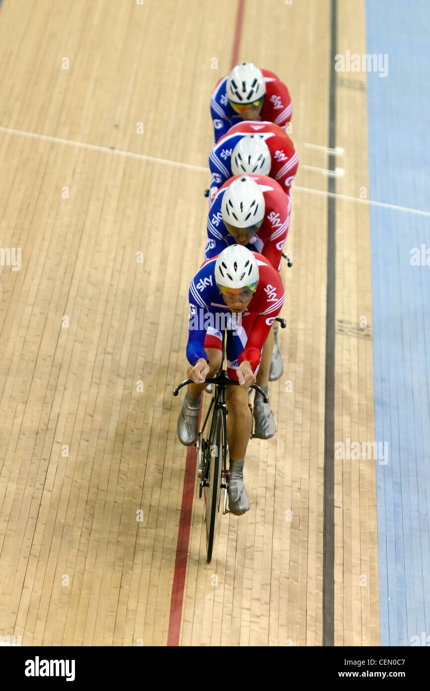 Gran Bretaña el equipo masculino de persecución ciclismo en pista UCI World Cup 2012 forma parte de la serie de Londres se prepara para los Olímpicos del 2012 Foto de stock