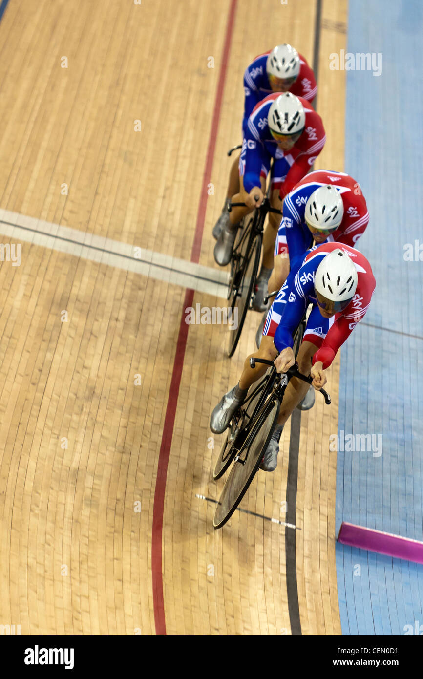 Gran Bretaña el equipo masculino de persecución ciclismo en pista UCI World Cup 2012 forma parte de la serie de Londres se prepara para los Olímpicos del 2012 Foto de stock