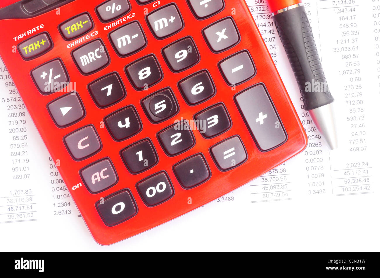 Foto de un rojo calculadora y lápiz rojo sobre algunas declaraciones de negocios sobre blanco Foto de stock