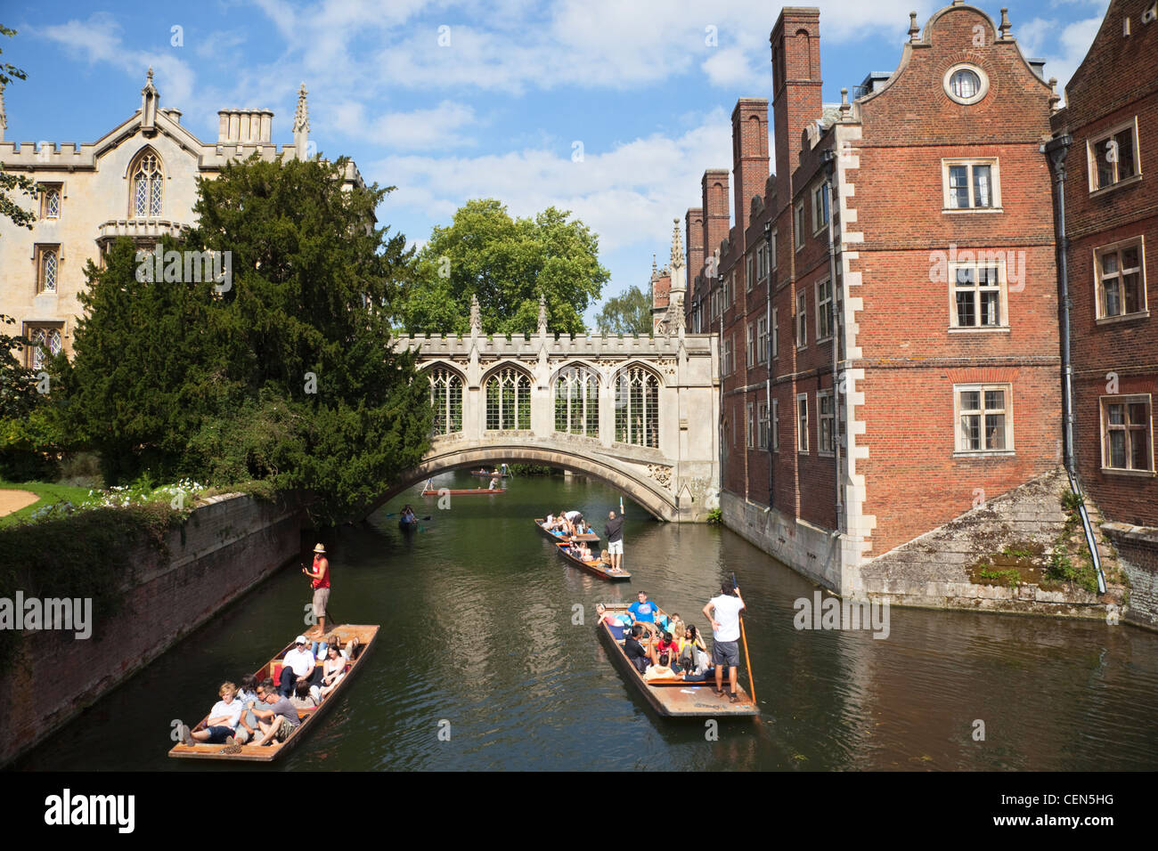 Inglaterra, Cambridgeshire, Cambridge, remar en el río Cam con el puente de los Suspiros y el Saint John's College Foto de stock