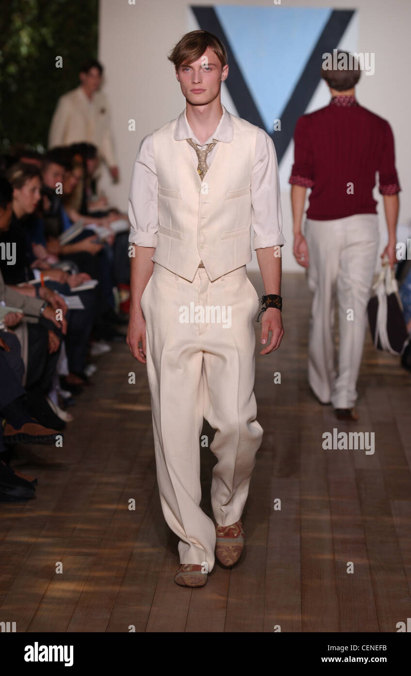 Louis Vuitton listo para ponerse ropa de hombre modelo primavera verano  corto pelo castaño vistiendo la camisa blanca y corbata marrón manchas  blancas, crema Fotografía de stock - Alamy