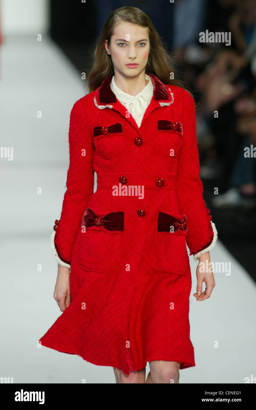 Marc Jacobs New York Lista para usar otoño invierno mujer morena de largo  cabello vestidos de blanco blusa y chaqueta roja de longitud de la rodilla  Fotografía de stock - Alamy