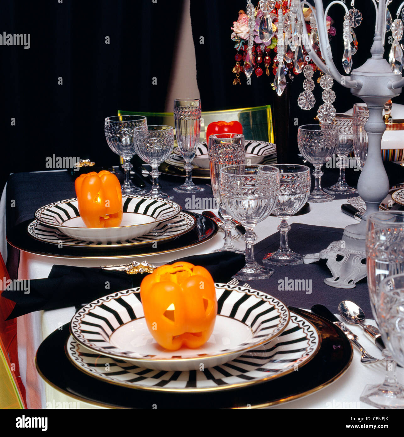 Halloween tablesetting mesa mantel blanco y gris, corredores, rayas blancas  y negras tazones y platos en una pila en cada Fotografía de stock - Alamy