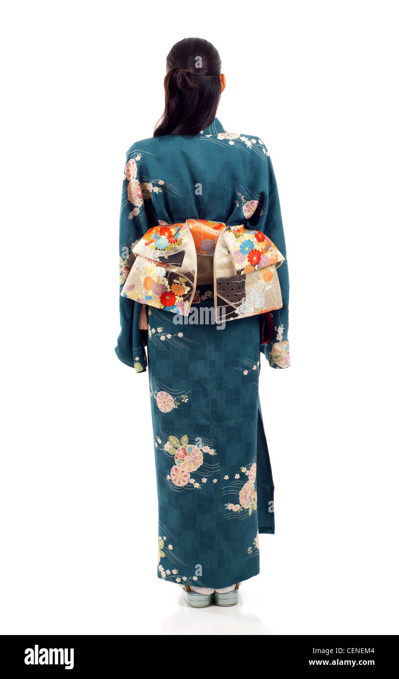 Vista posterior de la longitud completa de un kimono japonés mujer de pie  aislado sobre fondo blanco Fotografía de stock - Alamy