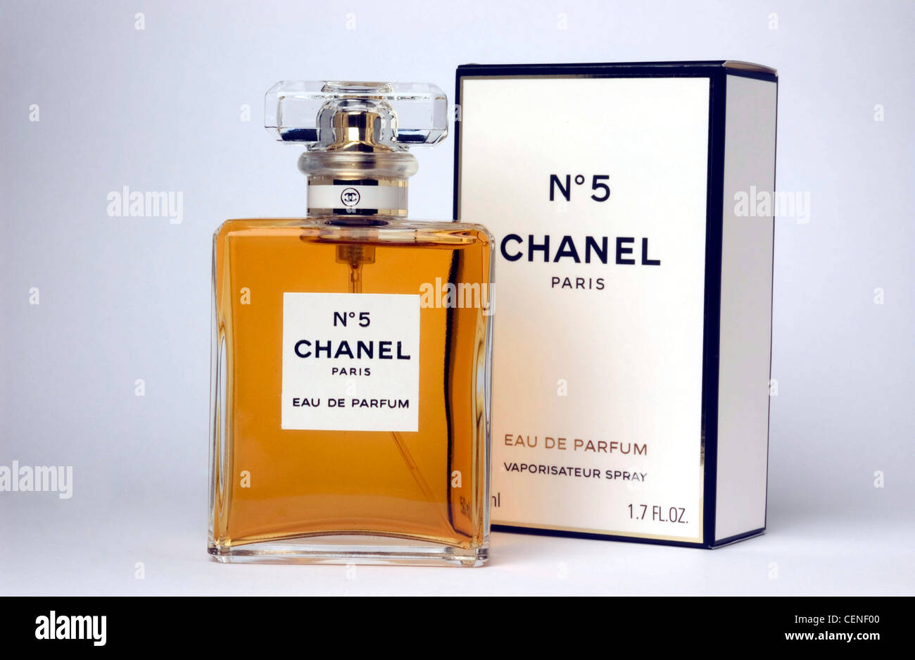 Chanel box fotografías e imágenes de alta resolución - Alamy