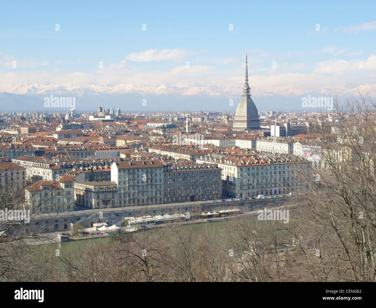 Ciudad de Turín (Torino) skyline panorama visto desde la colina Foto de stock
