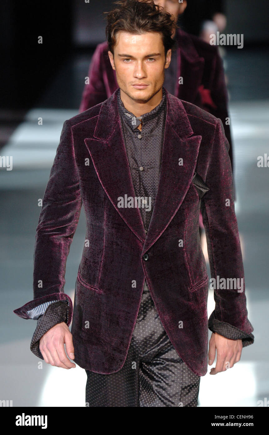 Giorgio Armani Milán moda masculina Otoño Invierno dispuestas para vestir  chaqueta de terciopelo violeta Fotografía de stock - Alamy