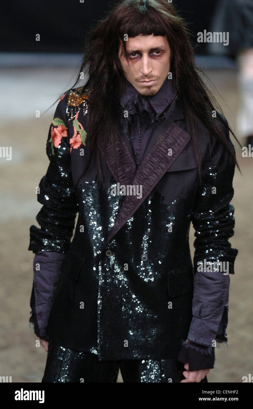 Galliano París para ponerse ropa hombre Invierno moda masculina alternativa Fotografía de stock - Alamy