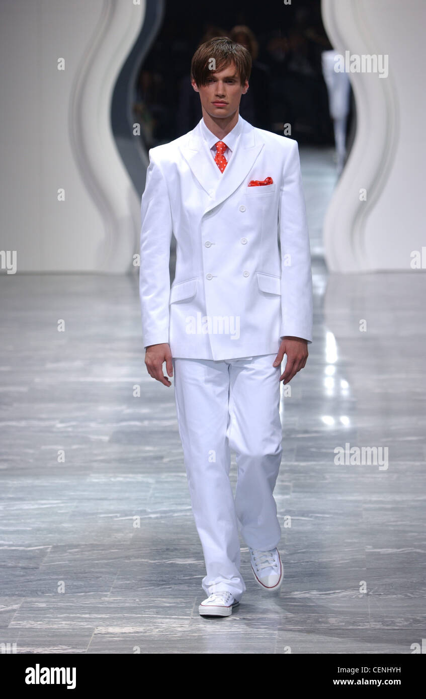 Jasper Conran Milán moda masculina S S modelo masculino vestidos de traje  blanco y corbata roja, caminar sobre la pista de plata Fotografía de stock  - Alamy