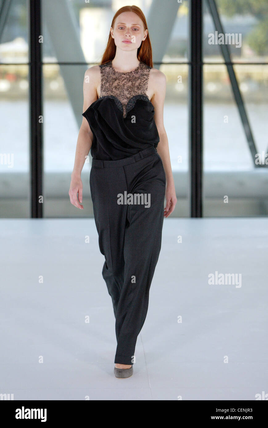 PPQ Londres listo para ponerse S corset negro blusa holgada y pantalones  tappered Fotografía de stock - Alamy