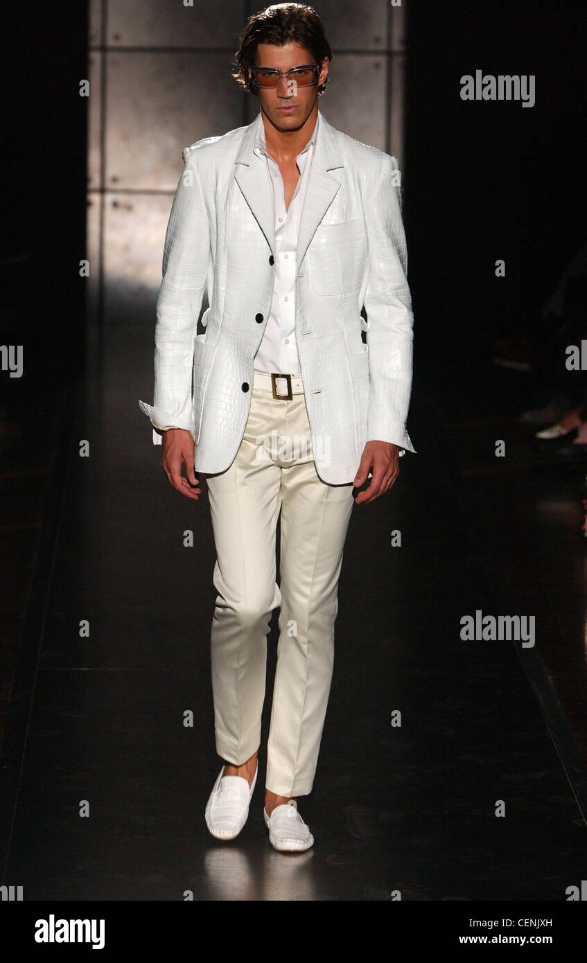 Gianfranco Ferre Milán moda masculina S S Bespectacled hombres vestidos de  traje gris beige estrechos pantalones y zapatos blancos, no llevar  Fotografía de stock - Alamy